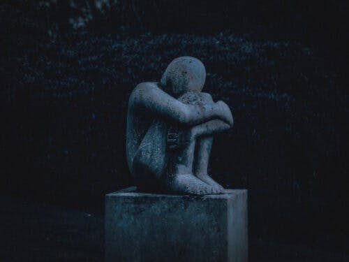 disenfranchised-grief-definition-misunderstood-loss-supportiv-mental-health-alone-lonely-rejected-statue